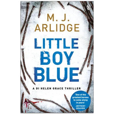 Niño pequeño azul de MJ Arlidge